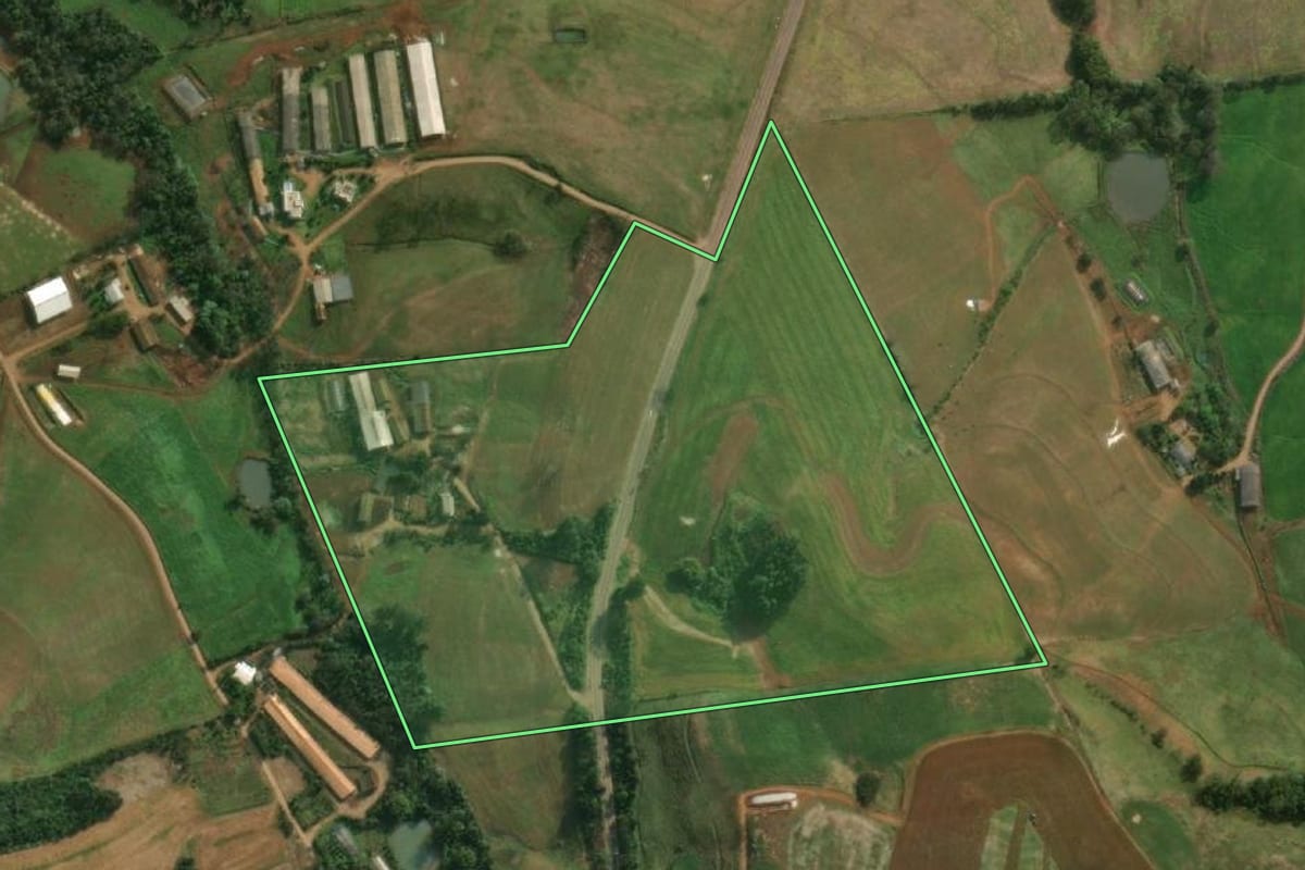 Imagem de satélite do imóvel rural em Descanso (SC), com o contorno declarado no CAR desenhado por cima.