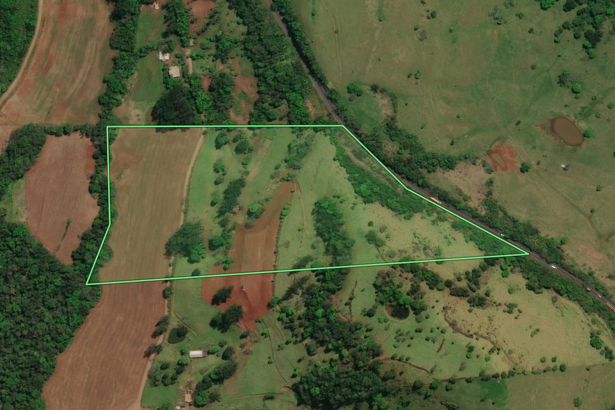 Imagem de satélite do imóvel rural em Descanso (SC), com o contorno declarado no CAR desenhado por cima.