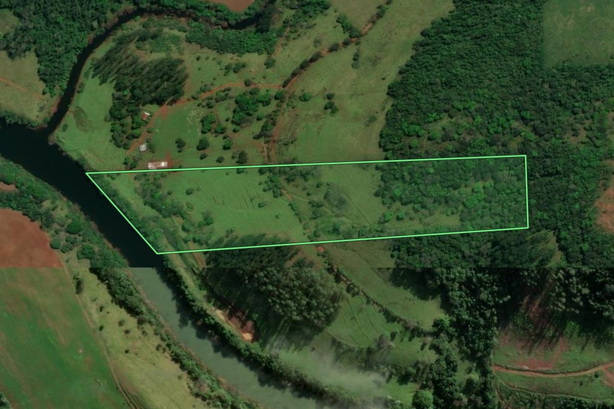 Imagem de satélite do imóvel rural em Descanso (SC), com o contorno declarado no CAR desenhado por cima.