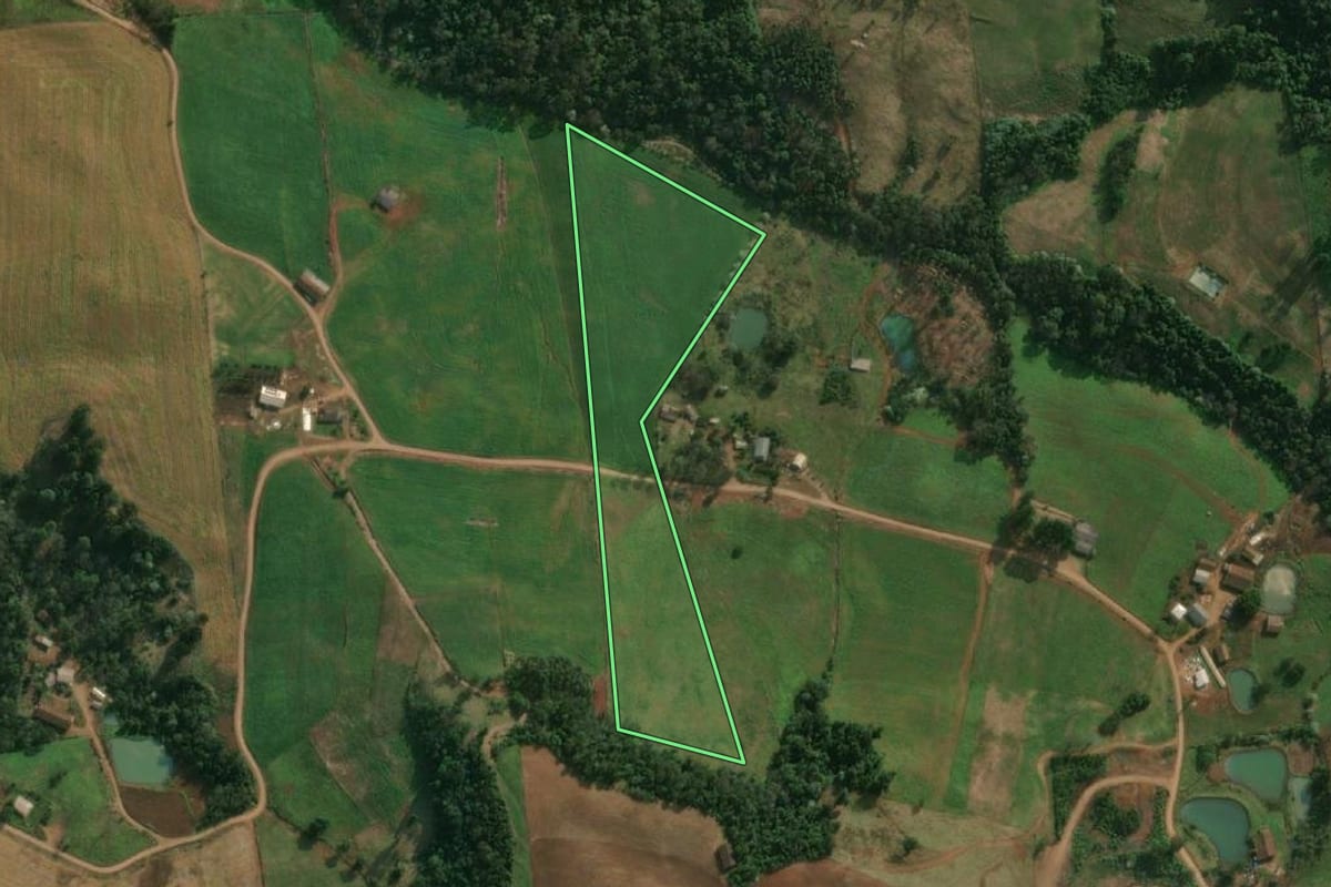 Imagem de satélite do imóvel rural em Descanso (SC), com o contorno declarado no CAR desenhado por cima.