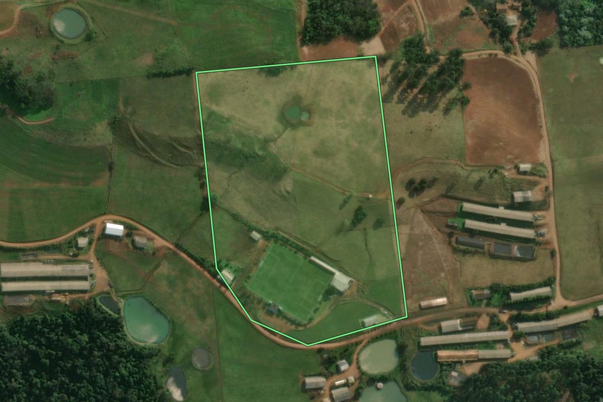 Imagem de satélite do imóvel rural em Descanso (SC), com o contorno declarado no CAR desenhado por cima.