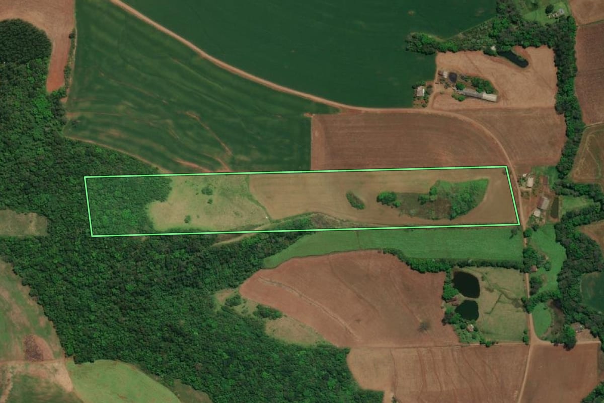 Imagem de satélite do imóvel rural em Descanso (SC), com o contorno declarado no CAR desenhado por cima.