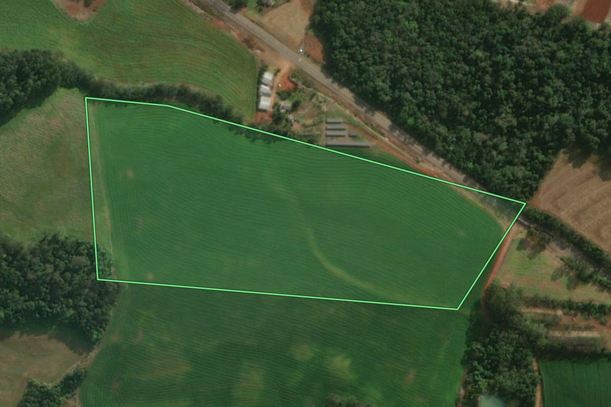 Imagem de satélite do imóvel rural em Descanso (SC), com o contorno declarado no CAR desenhado por cima.