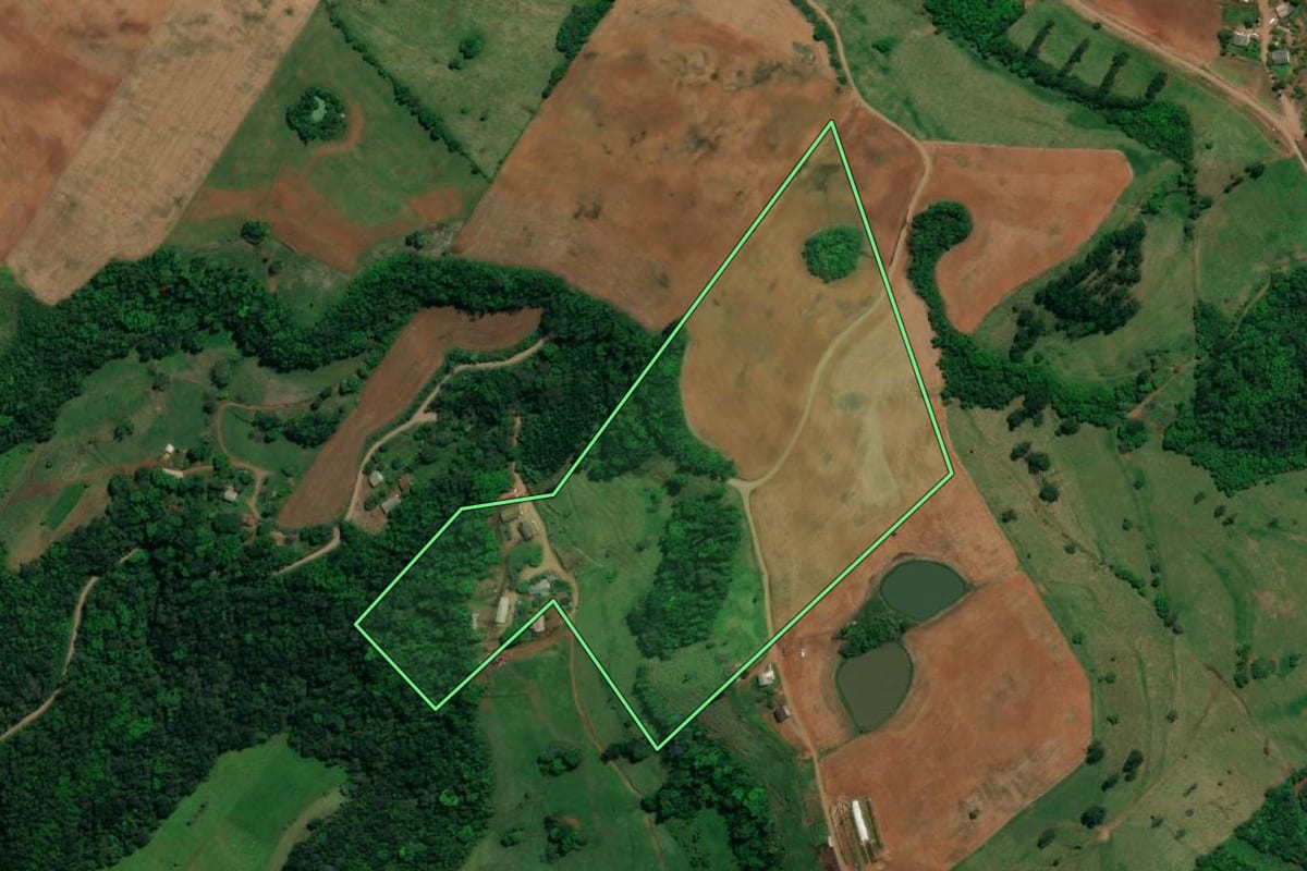 Imagem de satélite do imóvel rural em Descanso (SC), com o contorno declarado no CAR desenhado por cima.