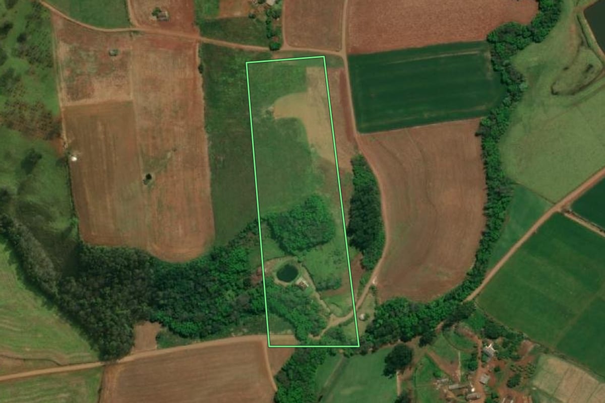 Imagem de satélite do imóvel rural em Descanso (SC), com o contorno declarado no CAR desenhado por cima.