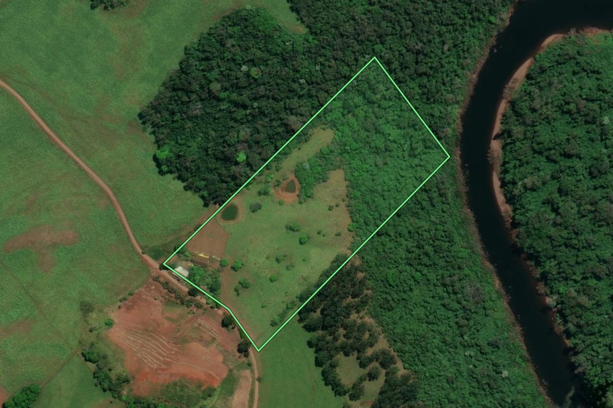 Imagem de satélite do imóvel rural em Descanso (SC), com o contorno declarado no CAR desenhado por cima.