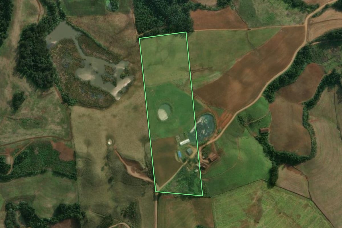 Imagem de satélite do imóvel rural em Descanso (SC), com o contorno declarado no CAR desenhado por cima.