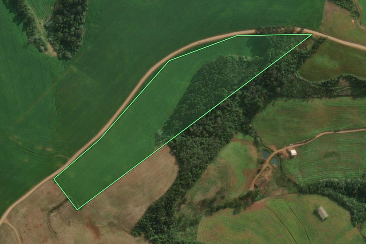 Imagem de satélite do imóvel rural em Descanso (SC), com o contorno declarado no CAR desenhado por cima.