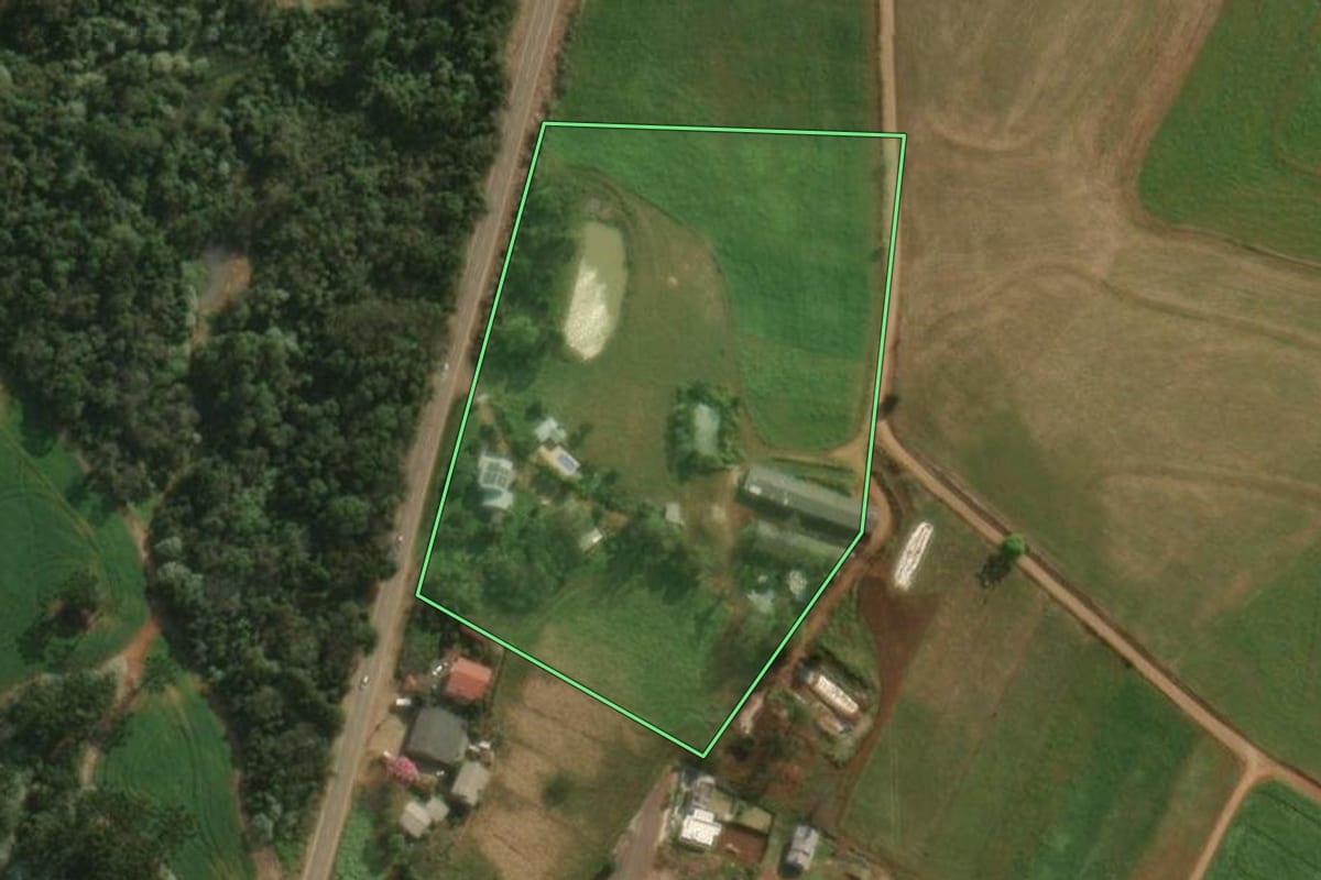 Imagem de satélite do imóvel rural em Descanso (SC), com o contorno declarado no CAR desenhado por cima.