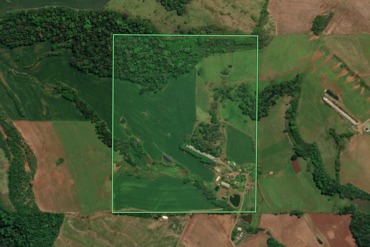Imagem de satélite do imóvel rural em Descanso (SC), com o contorno declarado no CAR desenhado por cima.