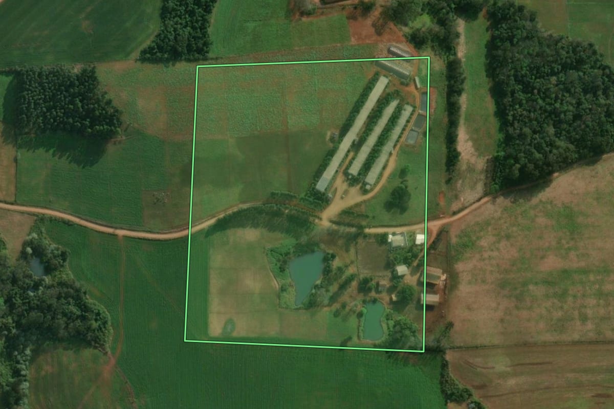 Imagem de satélite do imóvel rural em Descanso (SC), com o contorno declarado no CAR desenhado por cima.