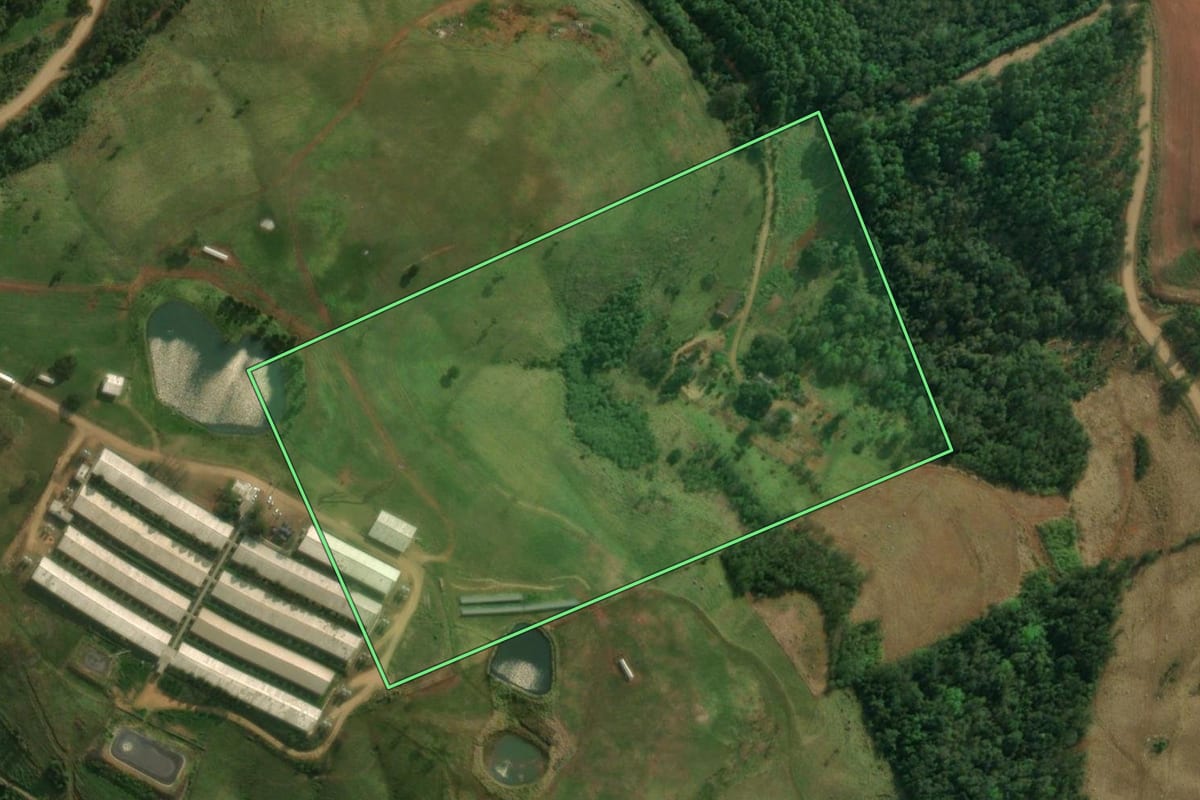 Imagem de satélite do imóvel rural em Descanso (SC), com o contorno declarado no CAR desenhado por cima.