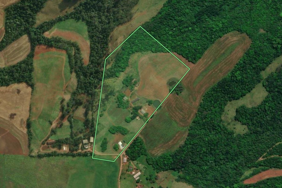 Imagem de satélite do imóvel rural em Descanso (SC), com o contorno declarado no CAR desenhado por cima.