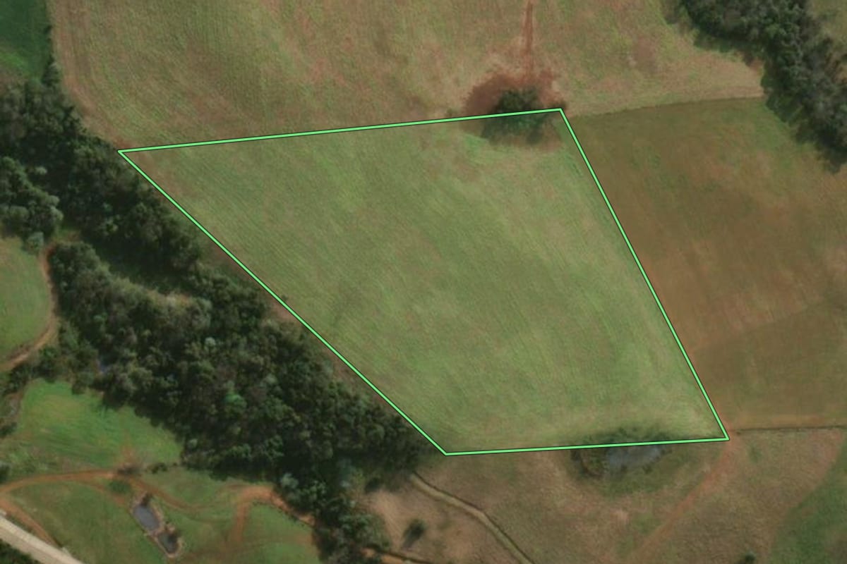 Imagem de satélite do imóvel rural em Descanso (SC), com o contorno declarado no CAR desenhado por cima.