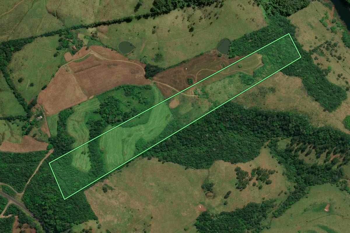 Imagem de satélite do imóvel rural em Descanso (SC), com o contorno declarado no CAR desenhado por cima.