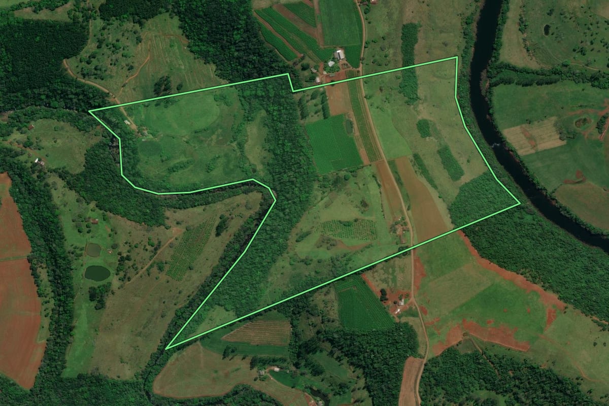 Imagem de satélite do imóvel rural em Descanso (SC), com o contorno declarado no CAR desenhado por cima.