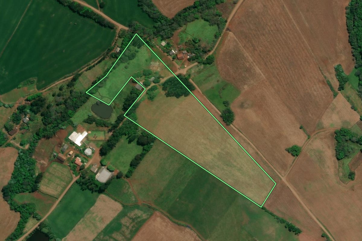 Imagem de satélite do imóvel rural em Descanso (SC), com o contorno declarado no CAR desenhado por cima.