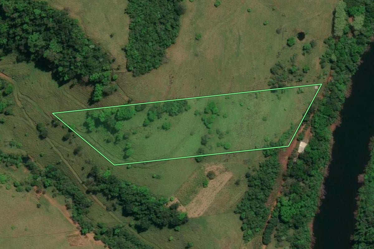 Imagem de satélite do imóvel rural em Descanso (SC), com o contorno declarado no CAR desenhado por cima.