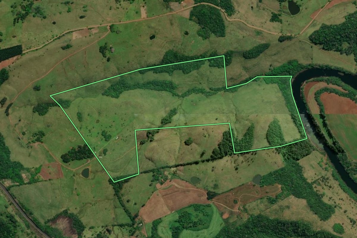 Imagem de satélite do imóvel rural em Descanso (SC), com o contorno declarado no CAR desenhado por cima.