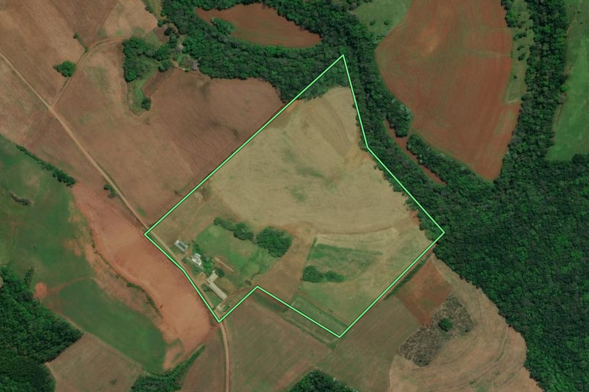 Imagem de satélite do imóvel rural em Descanso (SC), com o contorno declarado no CAR desenhado por cima.
