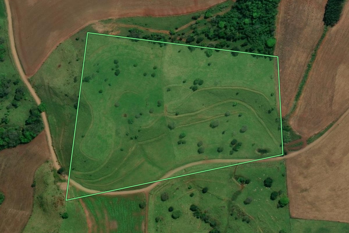 Imagem de satélite do imóvel rural em Descanso (SC), com o contorno declarado no CAR desenhado por cima.