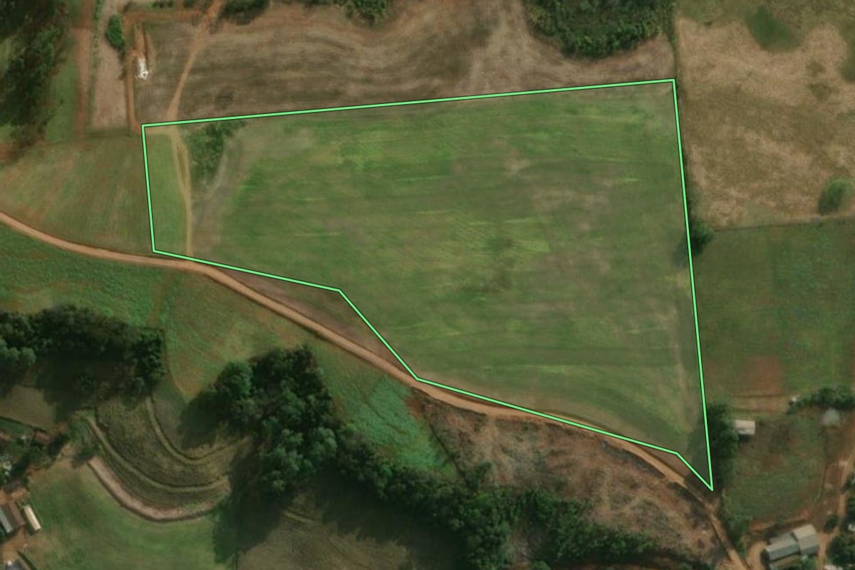Imagem de satélite do imóvel rural em Descanso (SC), com o contorno declarado no CAR desenhado por cima.