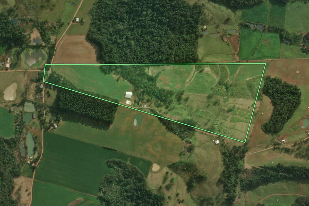 Imagem de satélite do imóvel rural em Descanso (SC), com o contorno declarado no CAR desenhado por cima.