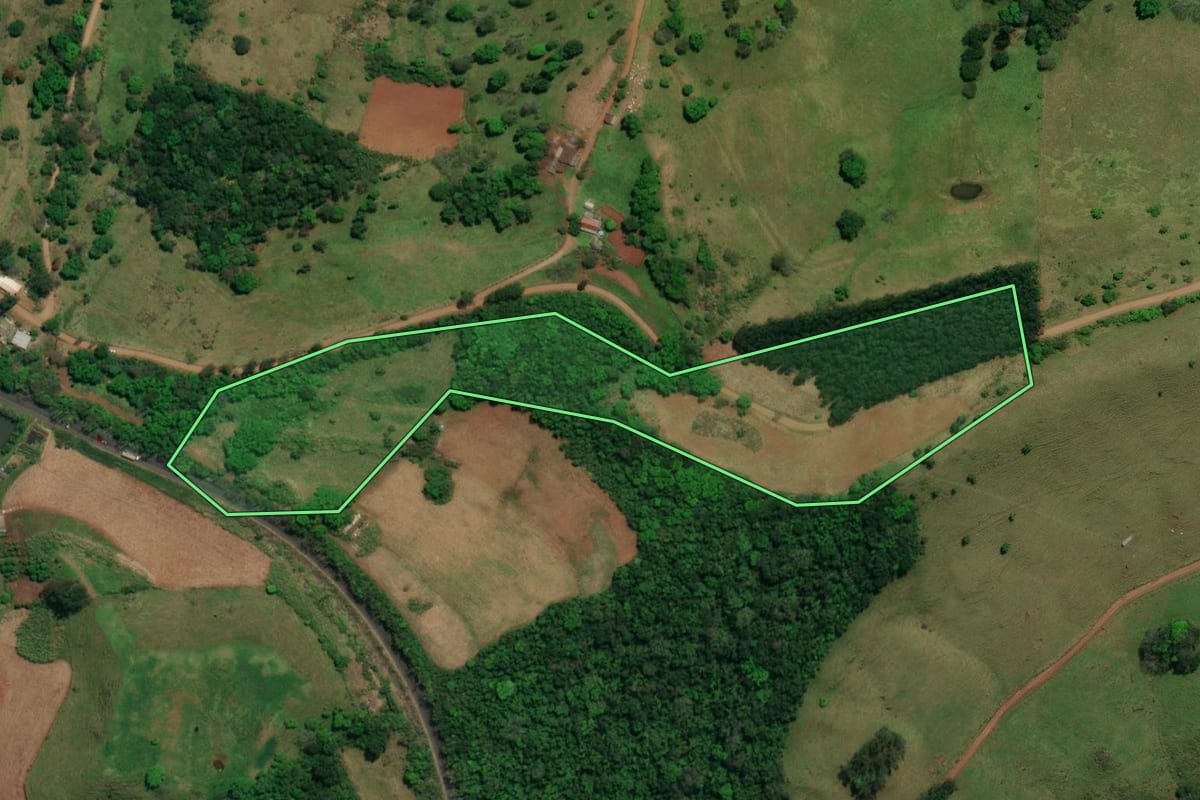 Imagem de satélite do imóvel rural em Descanso (SC), com o contorno declarado no CAR desenhado por cima.