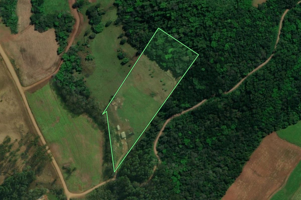 Imagem de satélite do imóvel rural em Descanso (SC), com o contorno declarado no CAR desenhado por cima.