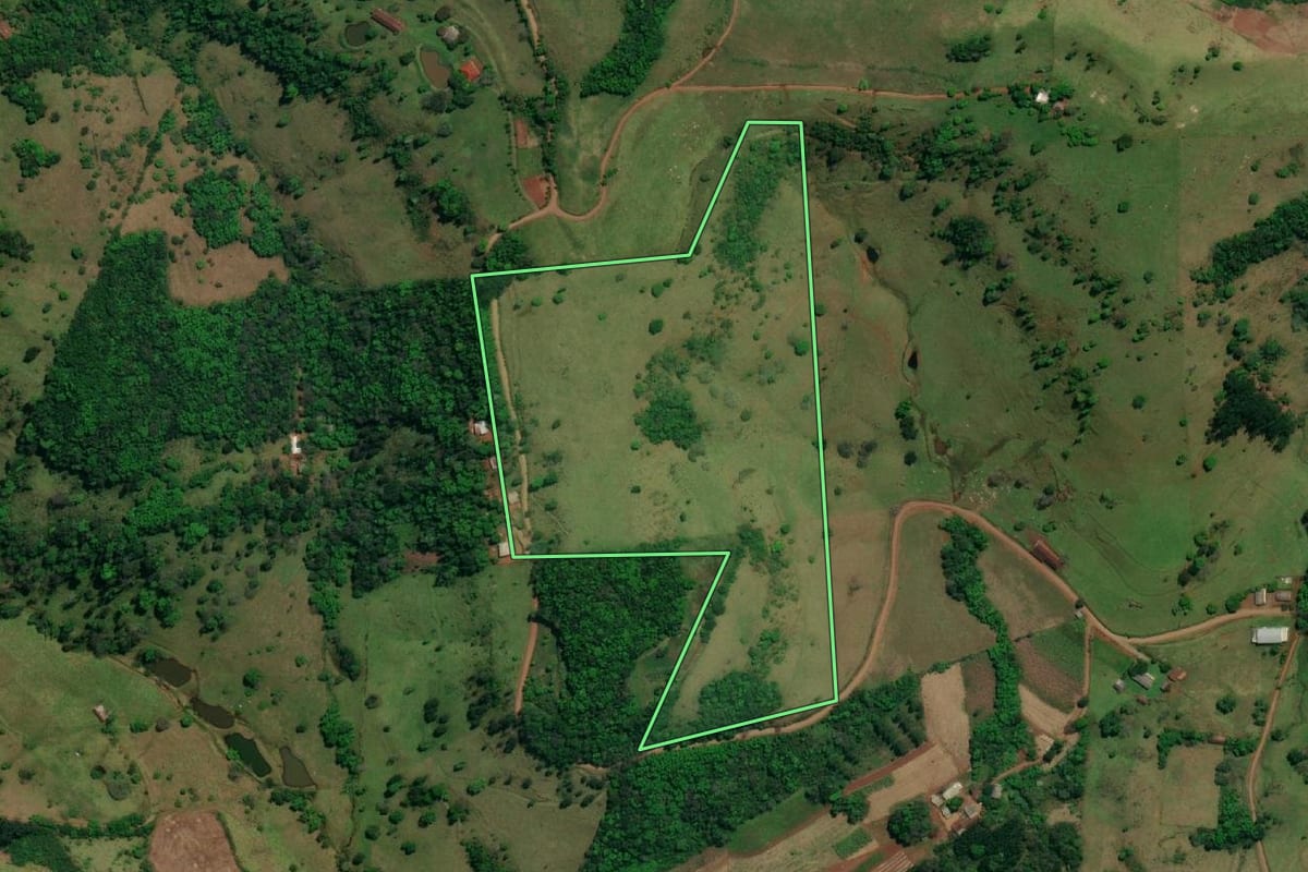 Imagem de satélite do imóvel rural em Descanso (SC), com o contorno declarado no CAR desenhado por cima.