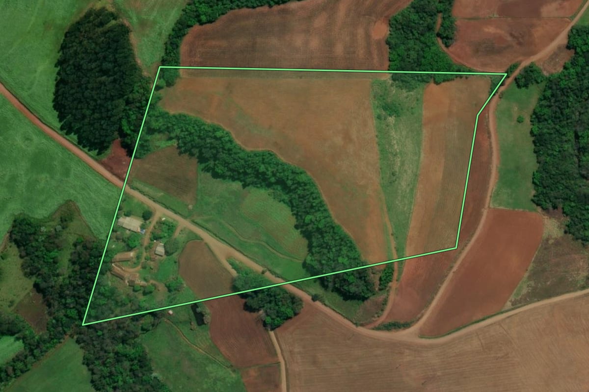Imagem de satélite do imóvel rural em Descanso (SC), com o contorno declarado no CAR desenhado por cima.