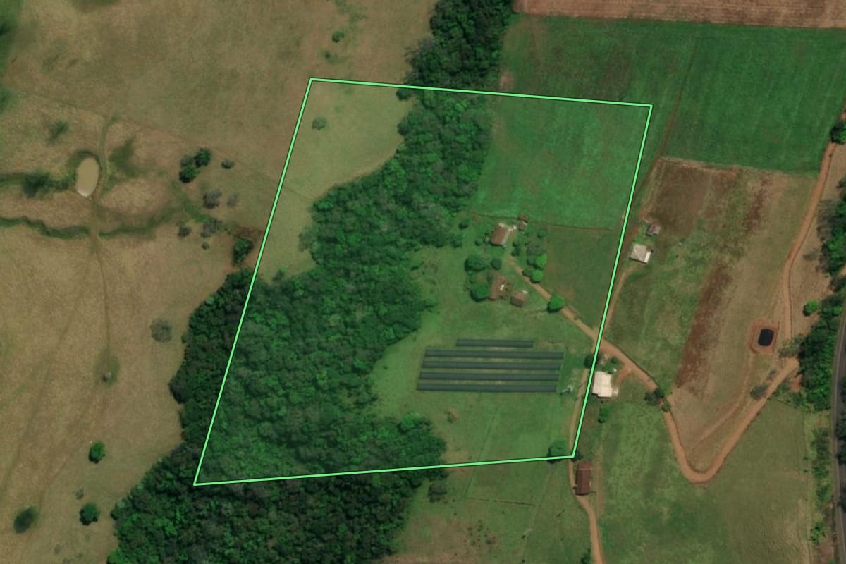 Imagem de satélite do imóvel rural em Descanso (SC), com o contorno declarado no CAR desenhado por cima.