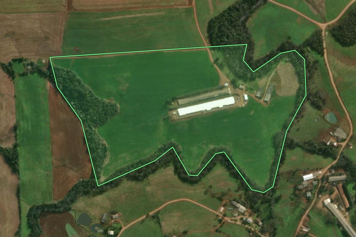 Imagem de satélite do imóvel rural em Descanso (SC), com o contorno declarado no CAR desenhado por cima.