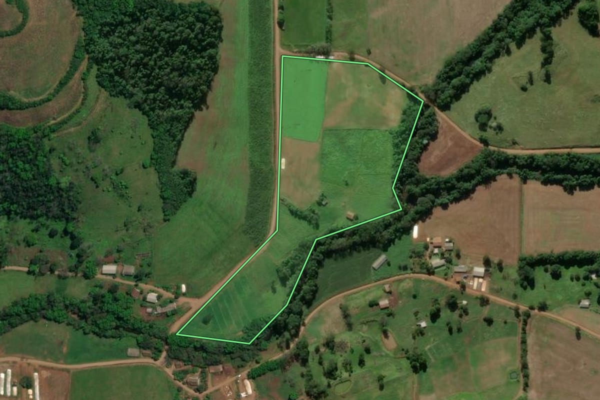 Imagem de satélite do imóvel rural em Descanso (SC), com o contorno declarado no CAR desenhado por cima.