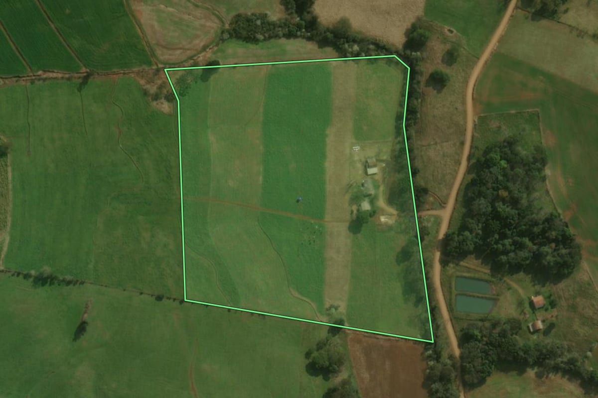 Imagem de satélite do imóvel rural em Dionísio Cerqueira (SC), com o contorno declarado no CAR desenhado por cima.