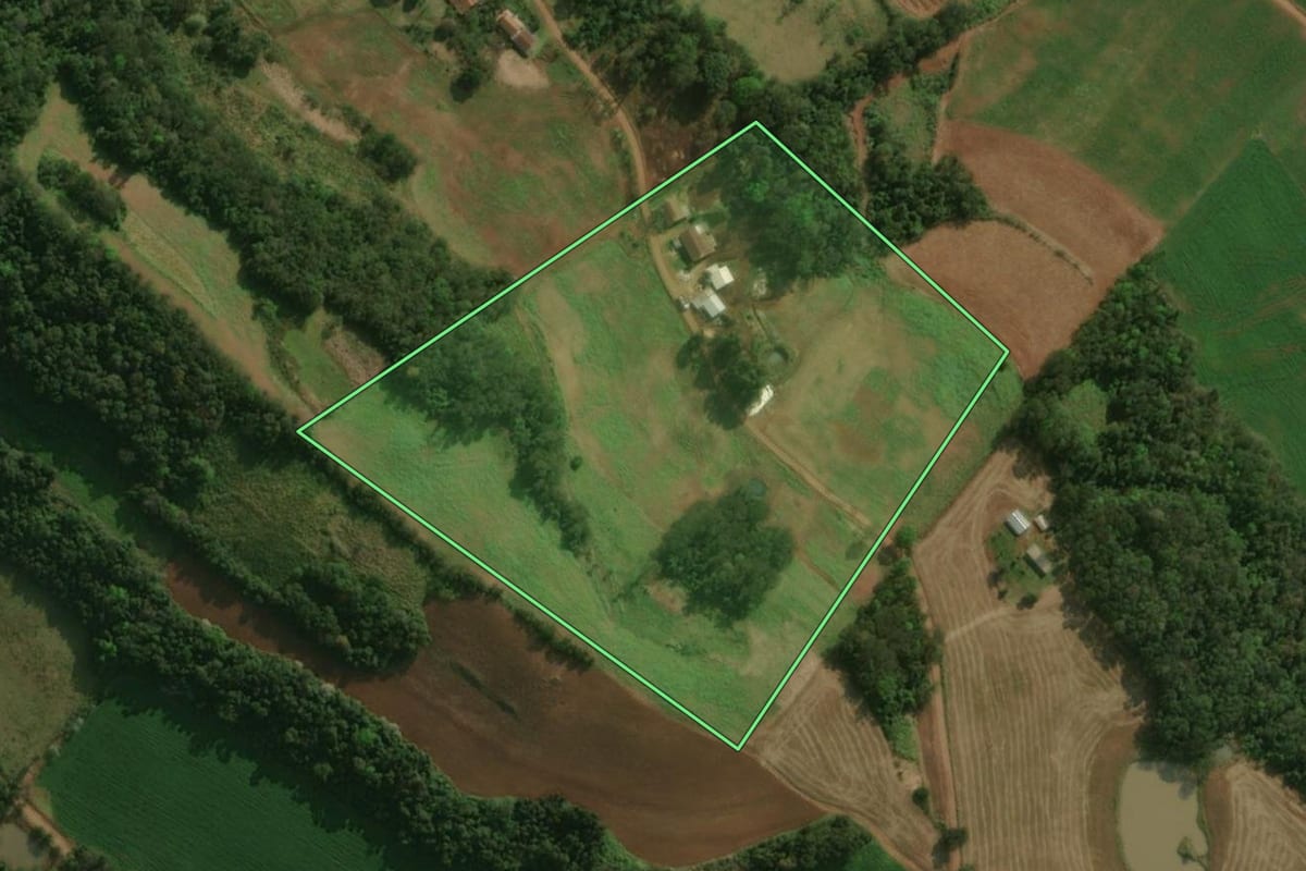Imagem de satélite do imóvel rural em Dionísio Cerqueira (SC), com o contorno declarado no CAR desenhado por cima.