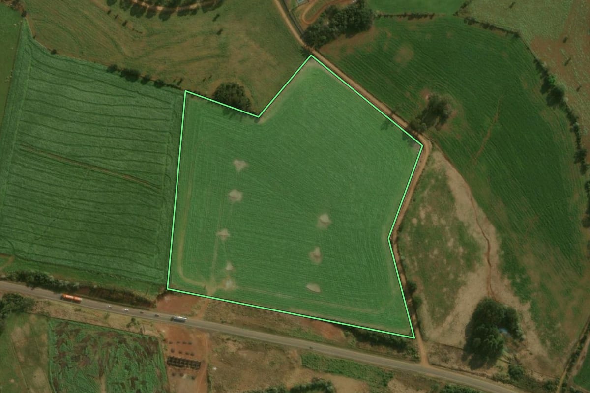 Imagem de satélite do imóvel rural em Dionísio Cerqueira (SC), com o contorno declarado no CAR desenhado por cima.