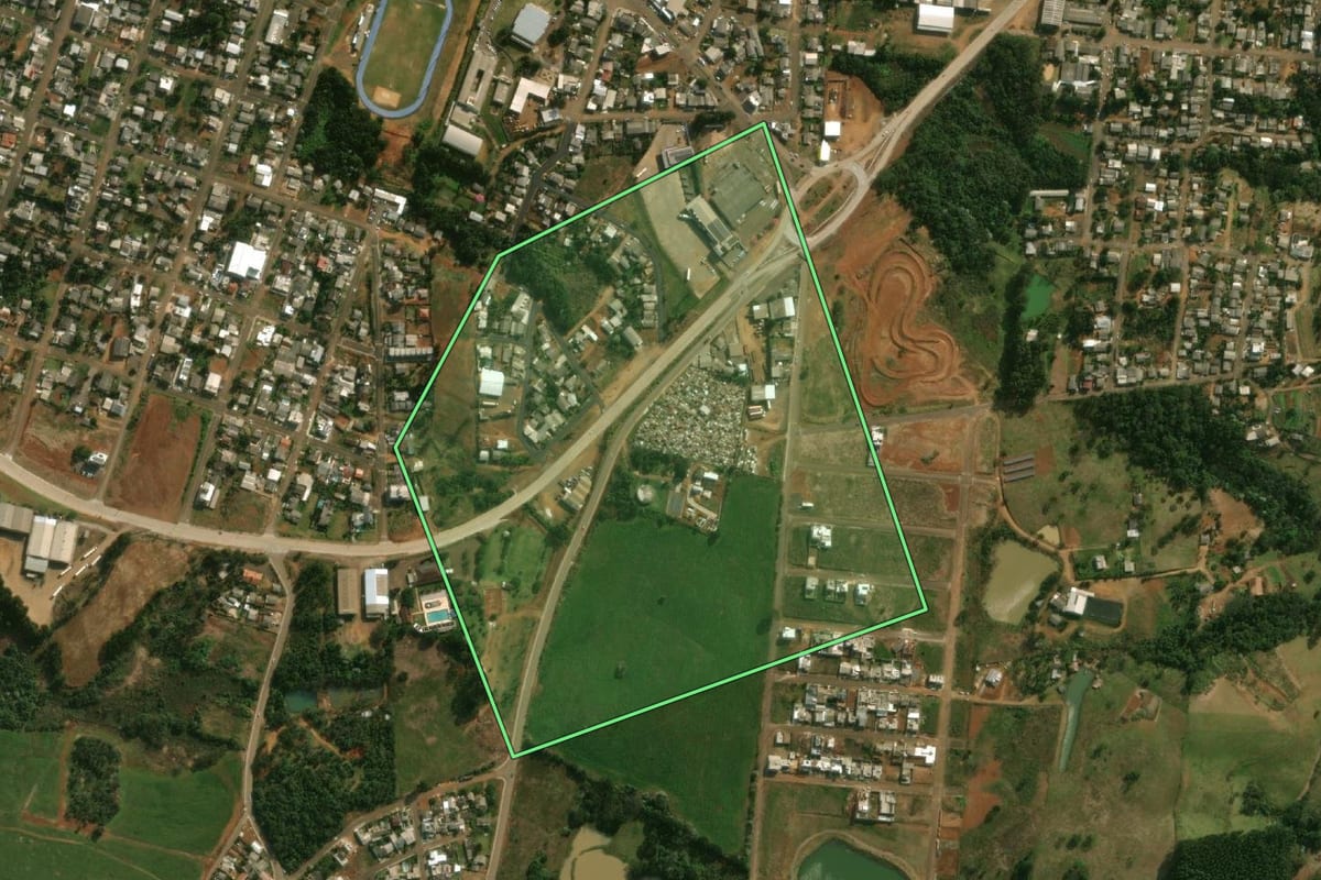 Imagem de satélite do imóvel rural em Dionísio Cerqueira (SC), com o contorno declarado no CAR desenhado por cima.