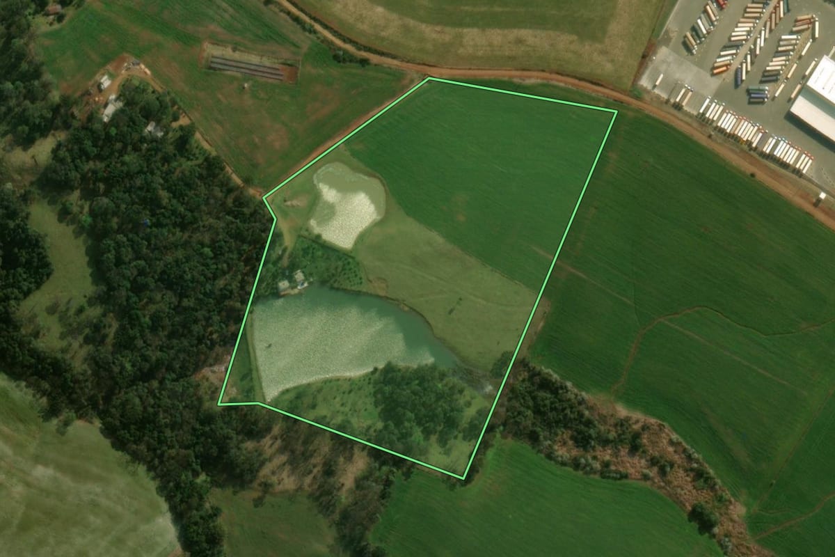 Imagem de satélite do imóvel rural em Dionísio Cerqueira (SC), com o contorno declarado no CAR desenhado por cima.