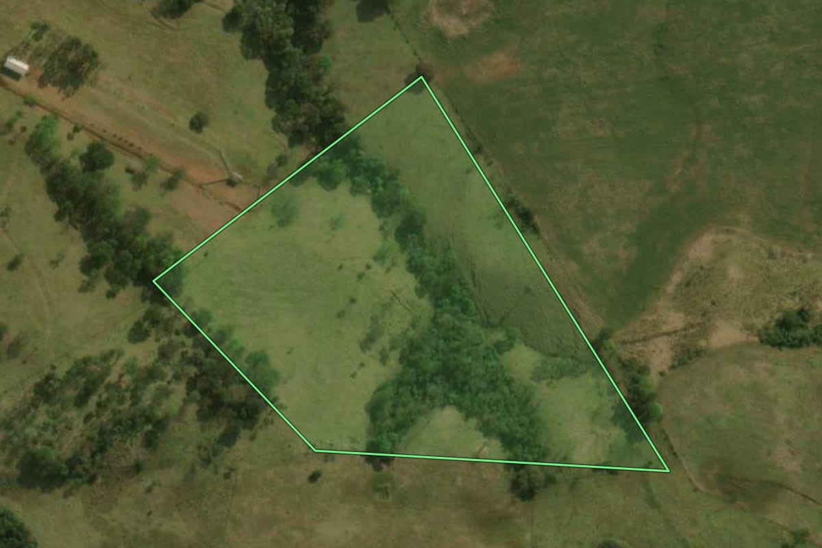Imagem de satélite do imóvel rural em Dionísio Cerqueira (SC), com o contorno declarado no CAR desenhado por cima.