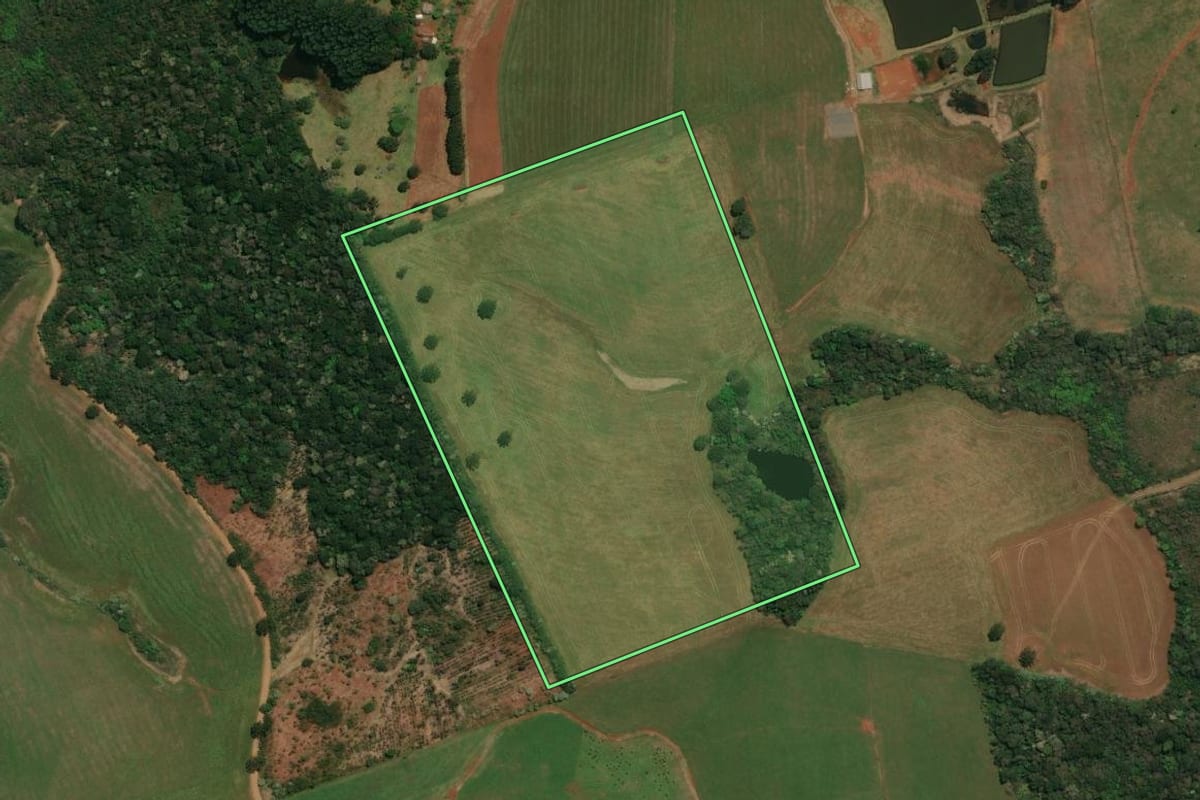 Imagem de satélite do imóvel rural em Dionísio Cerqueira (SC), com o contorno declarado no CAR desenhado por cima.