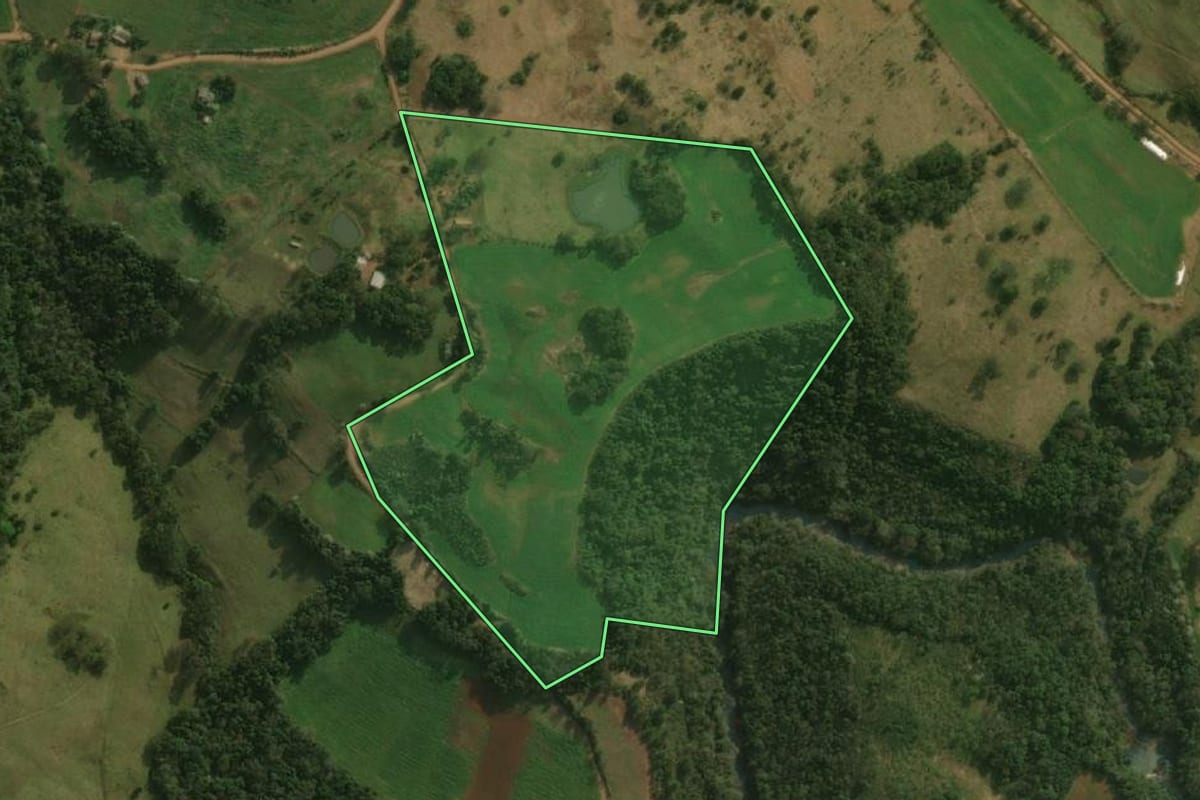 Imagem de satélite do imóvel rural em Dionísio Cerqueira (SC), com o contorno declarado no CAR desenhado por cima.
