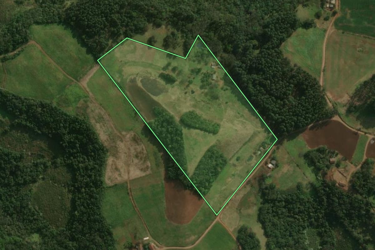Imagem de satélite do imóvel rural em Dionísio Cerqueira (SC), com o contorno declarado no CAR desenhado por cima.