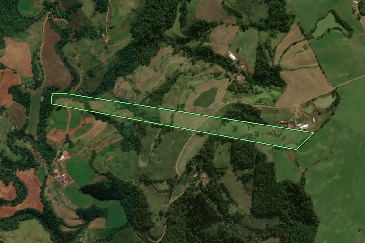 Imagem de satélite do imóvel rural em Dionísio Cerqueira (SC), com o contorno declarado no CAR desenhado por cima.