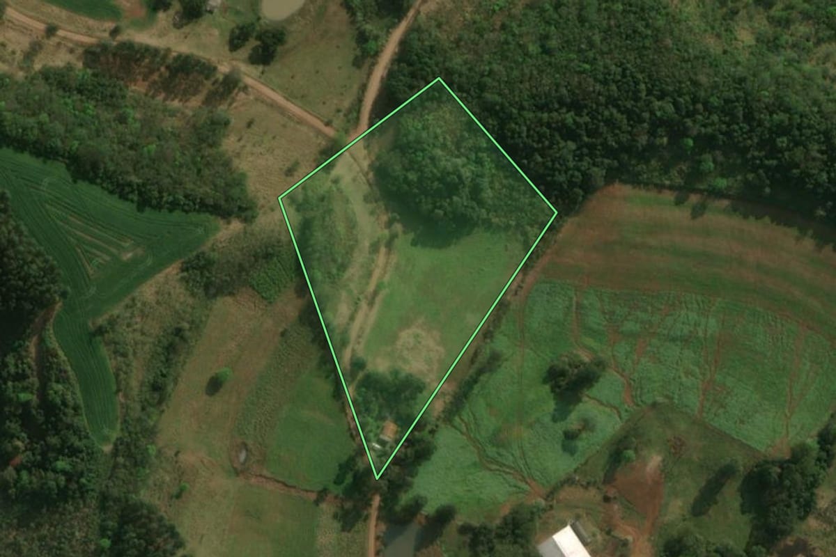 Imagem de satélite do imóvel rural em Dionísio Cerqueira (SC), com o contorno declarado no CAR desenhado por cima.