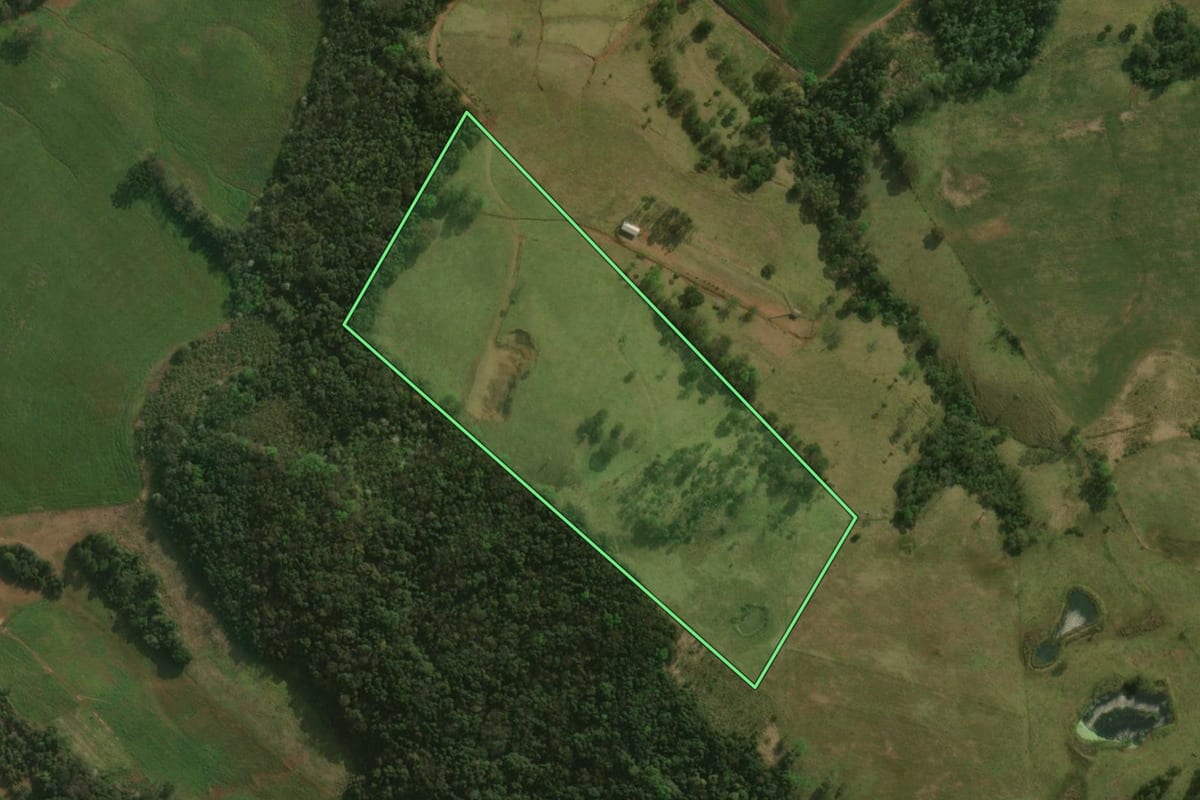 Imagem de satélite do imóvel rural em Dionísio Cerqueira (SC), com o contorno declarado no CAR desenhado por cima.