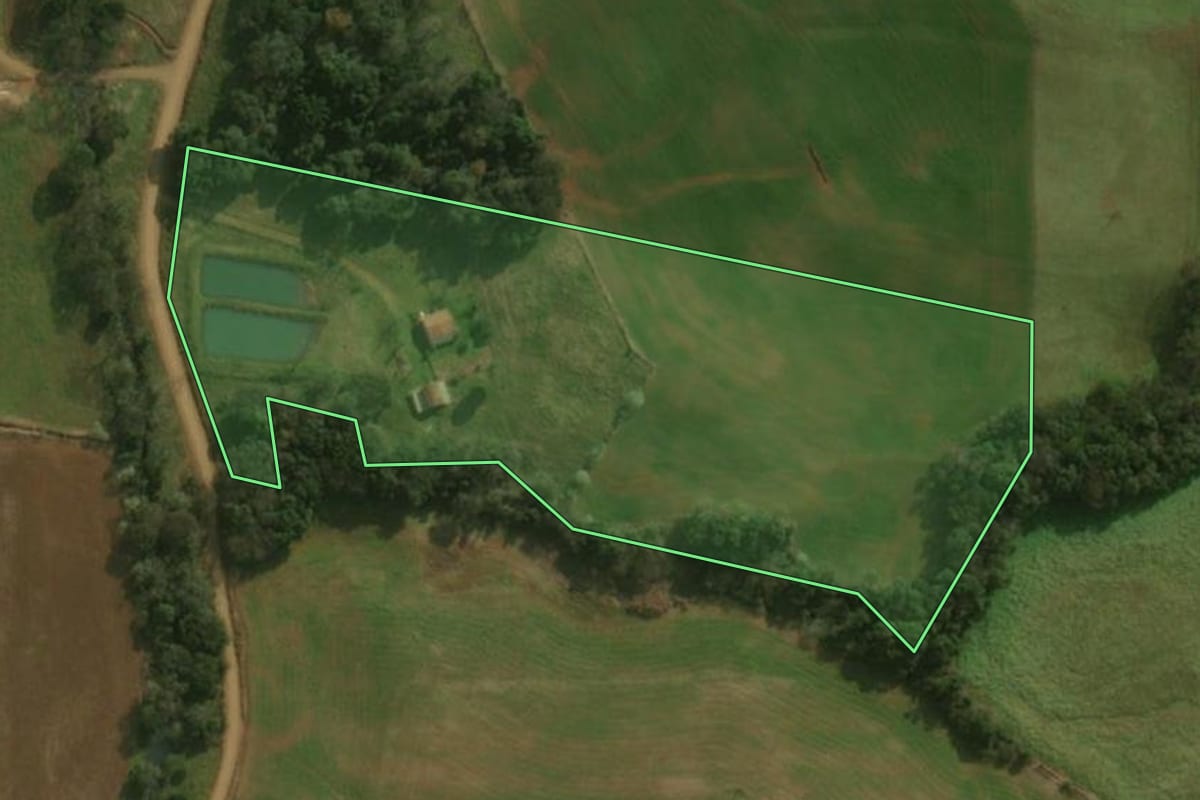 Imagem de satélite do imóvel rural em Dionísio Cerqueira (SC), com o contorno declarado no CAR desenhado por cima.