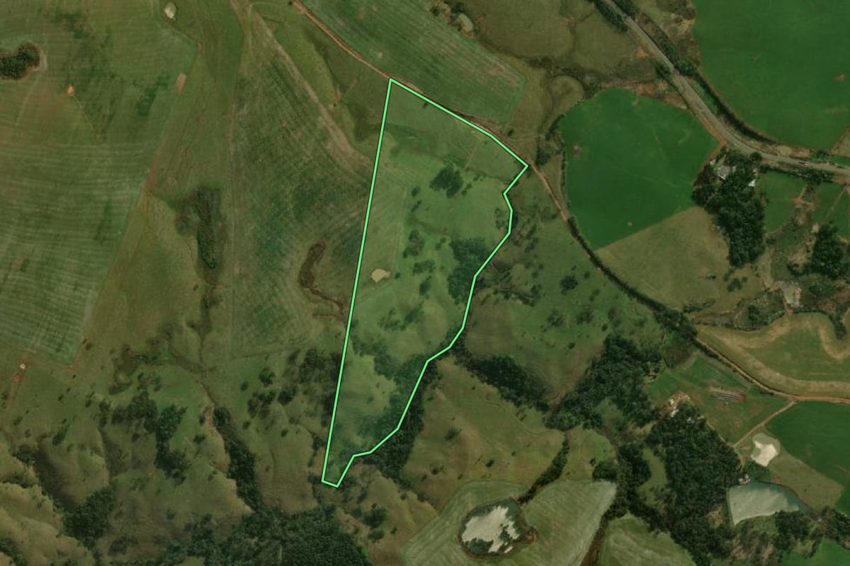 Imagem de satélite do imóvel rural em Dionísio Cerqueira (SC), com o contorno declarado no CAR desenhado por cima.