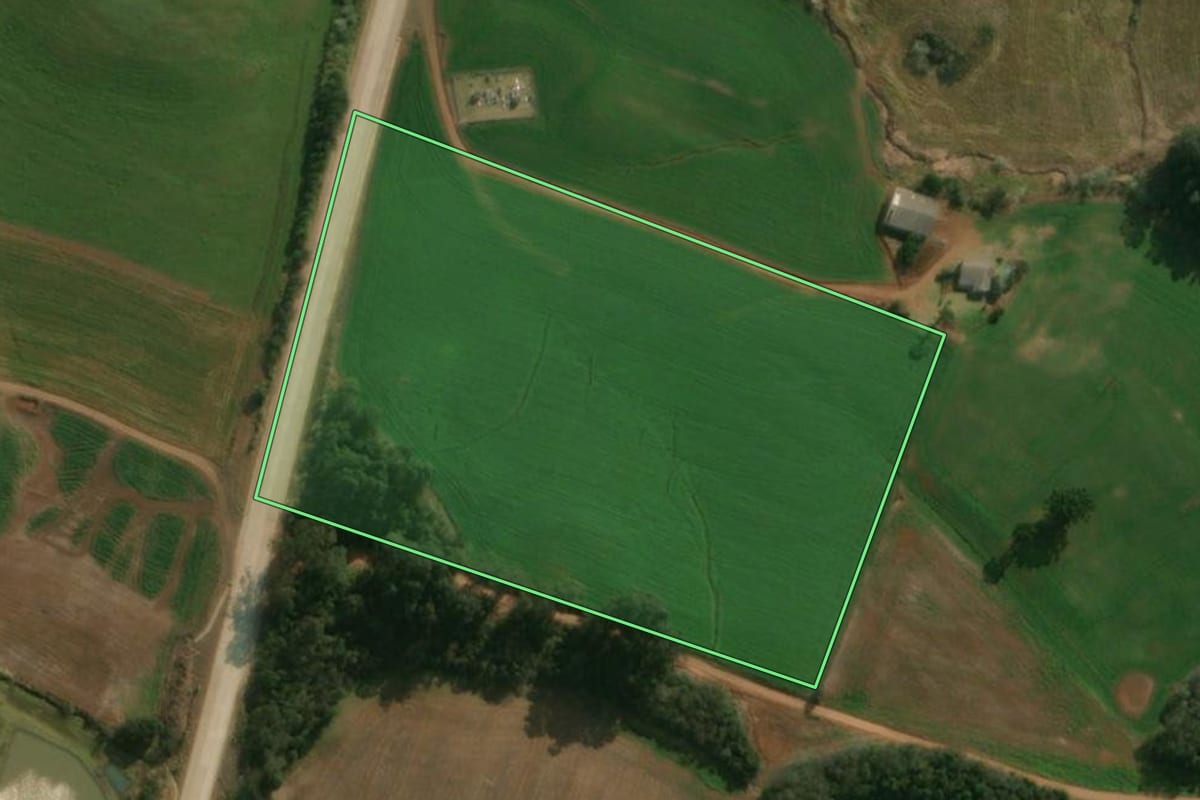 Imagem de satélite do imóvel rural em Dionísio Cerqueira (SC), com o contorno declarado no CAR desenhado por cima.