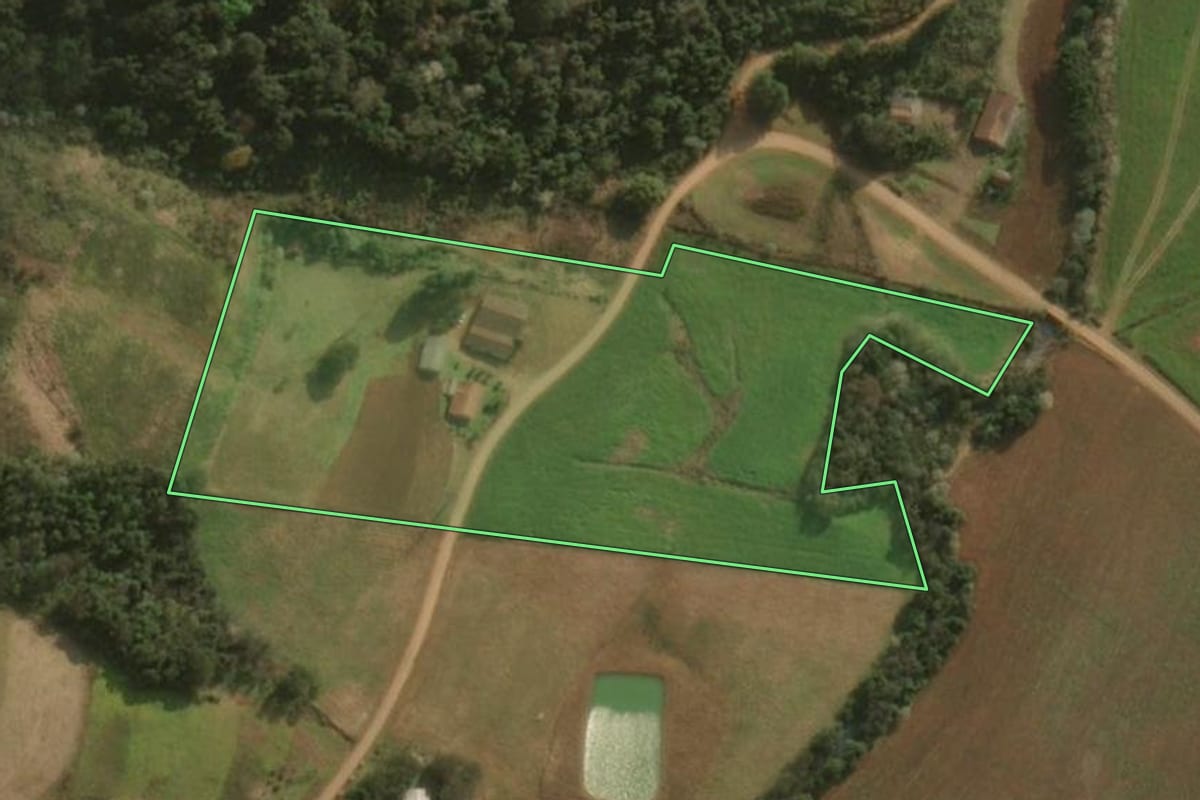 Imagem de satélite do imóvel rural em Dionísio Cerqueira (SC), com o contorno declarado no CAR desenhado por cima.